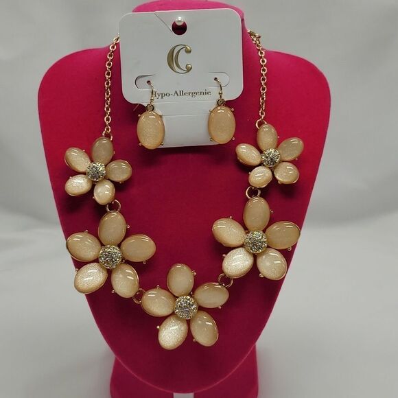 🔺️NWT Charming Charlie Peachy Pink Floral Necklace & Earring Set - Picture 2 of 10